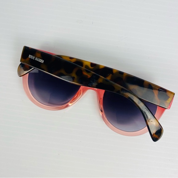 Steve Madden Ombre Salmon with Tortoise Shell Arms Sunglasses - Picture 6 of 7